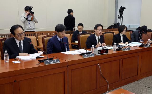  24일 국회 대미투자특별법 처리를 위한 특별위원회 전체회의에서 열린 한미 전략적 투자 관리를 위한 특별법안 제정 공청회에서 진술인들이 의견을 밝히고 있다 이날 공청회에는 김양희 대구대 교수 서은종 BNP파리바 대표 정인교 인하대 교수 허정 서강대 교수가 참석했다 