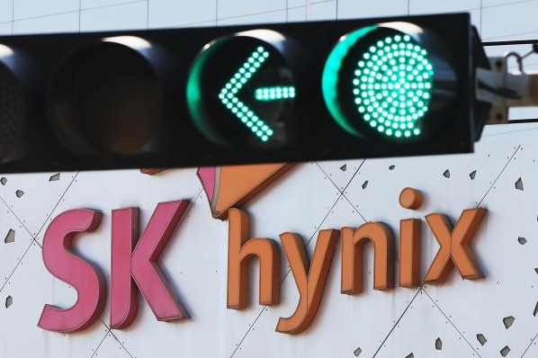 SK하이닉스, 장중 백만원 터치…황제주 등극