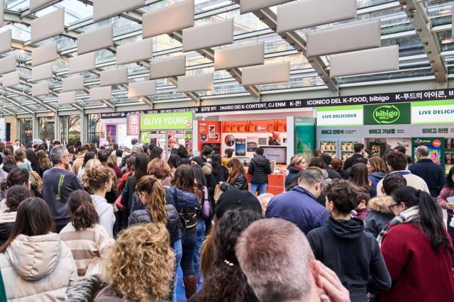 밀라노 올림픽 코리아하우스는 18일간 3만 3천명의 방문객을 맞이하며 성황리에 마무리됐다사진은 현지 방문객들로 북적이는 코리아하우스 모습 사진CJ그룹