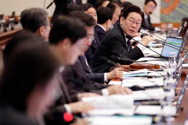 이재명 대통령이 24일 청와대에서 열린 국무회의에서 발언하고 있다  사진청와대통신사진기자단·연합뉴스