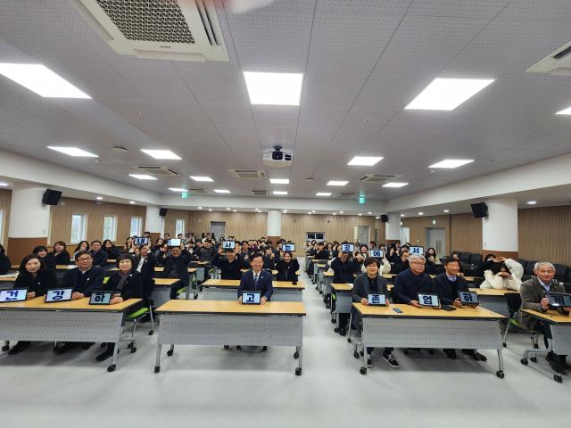 통합돌봄지원사업 성공 다짐을 위해 참여한 직원들이 기념 촬영을 하고 있다 사진경기복지재단