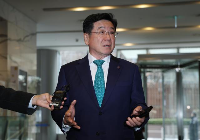 이찬희 삼성 준법감시위원장이 24일 서울 서초구 삼성생명 서초사옥에서 열리는 삼성 준감위 회의에 참석하며 취재진 질문에 답하고 있다 사진연합뉴스