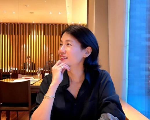 김지호, 공공도서관 책 훼손 논란…습관 나와버려 죄송하다