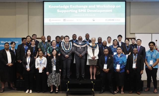 중소벤처기업진흥공단과 세계은행이 24일현지 시간 피지에서 개최한 중진공-세계은행 합동 정책연수 참석자들이 기념촬영을 하고 있다 사진중진공