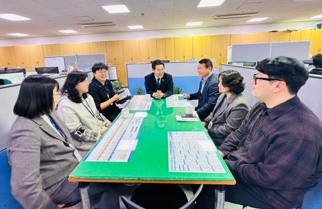 권익현 부안군수가운데가 민원담당자를 대상으로 맞춤형 친절 교육과 소통 간담회을 진행하고 있다사진부안군