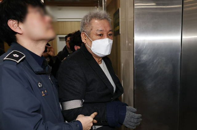 전성배씨가 지난달 19일 서울 서초구 안권섭 상설특별검사 사무실에 참고인 신분으로 출석하고 있다 사진연합뉴스