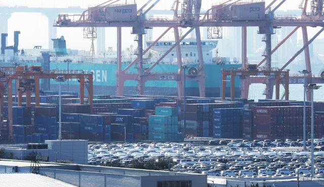 도널드 트럼프 미국 대통령이 한국 국회가 한미 간의 무역합의 이행에 필요한 법적 절차를 진행하지 않았다고 주장하며 한국산 제품에 대한 관세를 무역합의 이전 수준으로 다시 인상하겠다고 밝혔다 사진연합뉴스