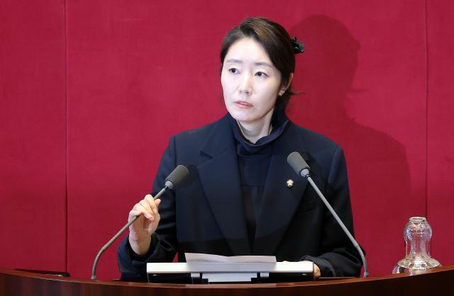 이른바 공천헌금 1억원 수수 혐의로 구속영장이 청구된 강선우 무소속  의원이 24일 국회에서 열린 2월 임시국회 8차 본회의에서 자신의 체포동의안에 대한 신상 발언을 하고 있다사진연합뉴스