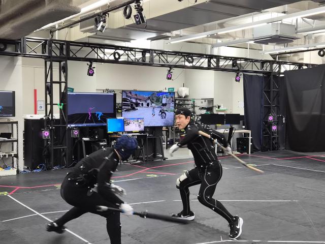 24일 경기도 과천시 펄어비스 본사 ‘홈 원’ 모션 캡처 스튜디오에서 배우들이 촬영하는 모습사진백서현 기자