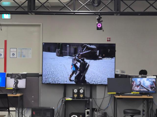 24일 경기도 과천시 펄어비스 본사 ‘홈 원’ 모션 캡처 스튜디오에서 배우들의 움직임이 모니터에도 반영되는 모습사진백서현 기자