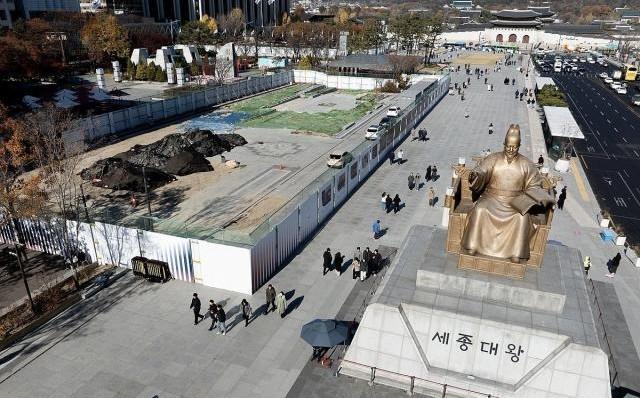 서울 광화문광장 세종대왕상 인근에 조성되고 있는 감사의 정원 공사 현장의 모습 사진연합뉴스