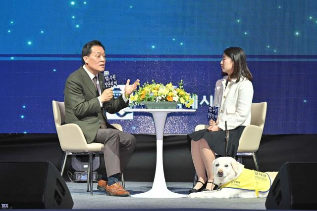 이재준 시장이 허우령 아나운서와 이야기를 나누고 있다사진수원시