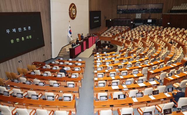 24일 국회에서 열린 2월 임시국회 제8차 본회의에서 3차 상법 개정안이 상정된 후 국민의힘 윤한홍 의원이 무제한 토론필리버스터을 시작하고 있다사진연합뉴스