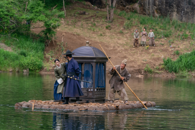 This photo captured from the official Showbox webpage show still cut of The Kings Warden
