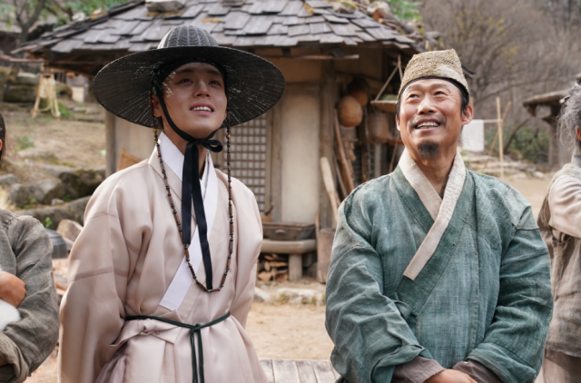 This photo captured from official webpage of Showbox the provider show still cut from The Kings warden