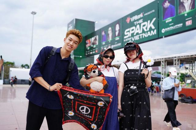 지난해 6월 K-Star Spark in Vietnam 콘서트를 보기 위해 하노이를 찾은 현지 시민들 사진 K-Star Spark in Vietnam 조직위원회