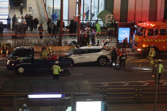 지난달 2일 오후 6시 7분경 종로구 종각역 앞 도로에서 일어난 차량 사고 현장 사진연합뉴스