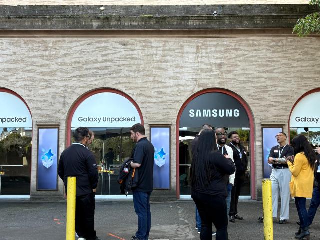 24일현지시각 갤럭시 언팩 2026 준비로 한창인 미국 샌프란시스코 팰리스 오브 파인 아트 정문에 현장 관계자들이 모여 있다 사진김나윤 기자
