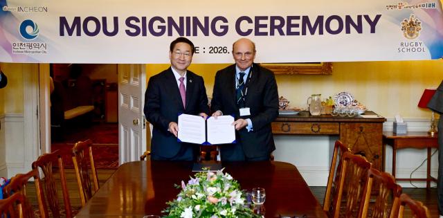 유정복 인천광역시장이 24일현지시간 영국 럭비 스쿨Rugby School을 방문해 니콜라스 베이컨 이사장과 MOU를 체결한 뒤 기념촬영을 하고 있다 사진인천시