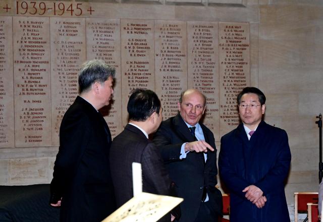 유정복 인천광역시장이 24일현지시간 영국 럭비 스쿨Rugby School을 방문해 니콜라스 베이컨 이사장 개러스 파커 존스 영국 본교 교장과 학교를 둘러보고 있다 사진인천시