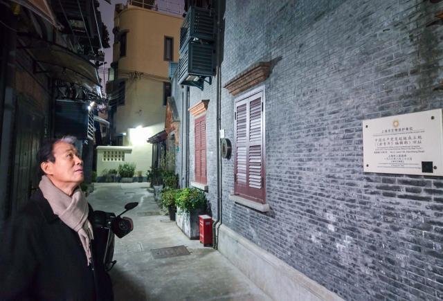 권오을 국가보훈부 장관이 지난 1월 7일현지시간 중국 상하이 신규식 선생 거주지에서 옛 시설을 둘러보고 있다 사진국가보훈부
