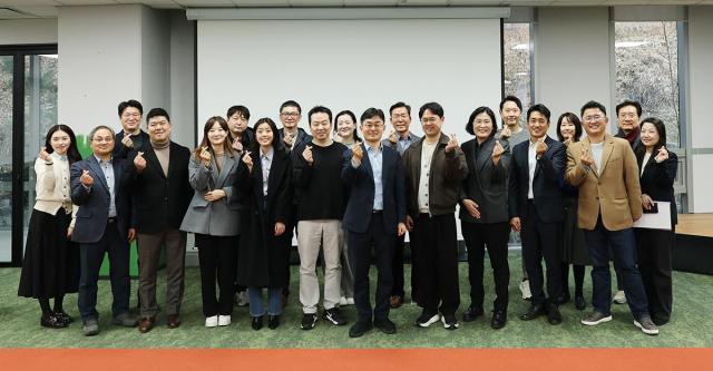 24일 판교 스타트업캠퍼스 내 창업라운지에서 개최된 ‘글로벌 진출 성과공유 및 간담회’에서 김현곤 경과원장과 판교테크노밸리 관리사업 참여기업 대표들이 기념 촬영을 하고 있다 사진경과원