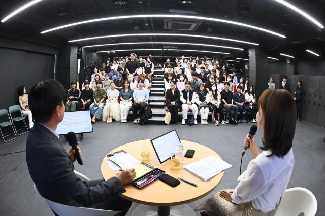 지난해 6월 유한대 대학생들과 함께 한 ‘영톡스클럽’ 행사 전경 사진부천시