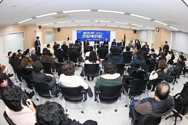 지난해 12월 경인고속도로 인근 소규모주택정비사업 구역의 방음벽 설치 민원 해결을 위한 시민과의 만남 ‘틈만나면 현장속으로’ 행사 전경 사진부천시