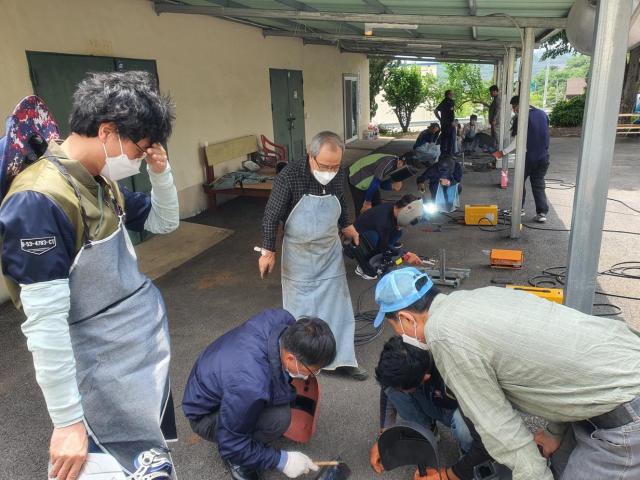 예비 귀농·귀촌인들이 순창군에서 마련한 농기계 안전 및 기초 실습 실용교육을 받고 있다사진순창군