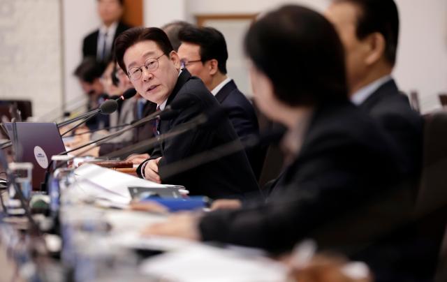 이재명 대통령이 24일 청와대에서 열린 국무회의에서 참석자 발언을 듣고 있다 사진연합뉴스