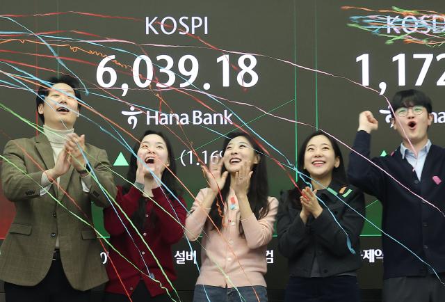  코스피가 장중 6000을 넘어선 가운데 25일 서울 중구 하나은행 본점 딜링룸에서 직원들이 기뻐하고 있다 2026225
  연합뉴스