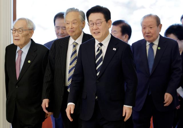 이재명 대통령이 25일 청와대에서 열린 더불어민주당 상임고문단 오찬 간담회에 참석자들과 입장하고 있다 사진연합뉴스