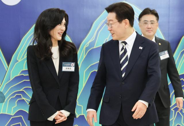 이재명 대통령이 25일 청와대에서 열린 확대국가관광전략회의에서 이부진 한국방문의해위원장과 대화하고 있다 사진연합뉴스