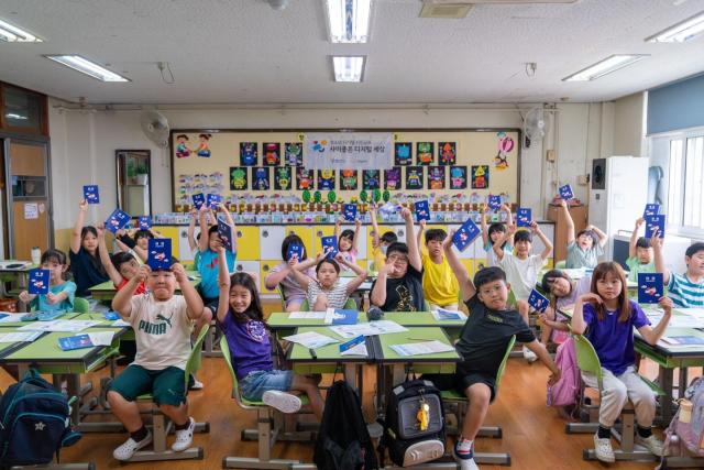 디지털 시민성 교육 ‘사이좋은 디지털 세상’에 참여한 경기도 안산시 이호초등학교 3학년 5반 학생들 사진카카오임팩트