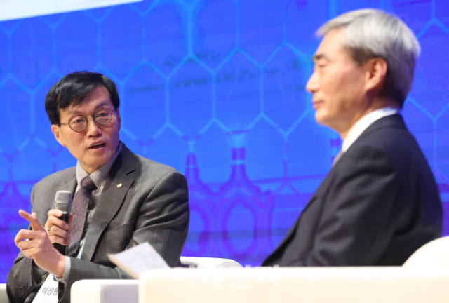 Bank of Korea Governor Rhee Chang-yong left and Shin Hyun-song Head of Research at the Bank for International Settlements BIS hold a dialogue during a joint seminar organized by the BOK and the Korea Chamber of Commerce and Industry KCCI at the KCCI headquarters in Seoul on Feb 1 2023 Yonhap