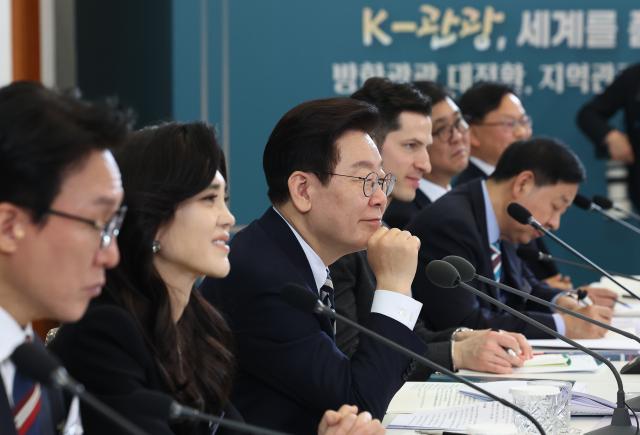 이재명 대통령이 25일 청와대에서 열린 확대국가관광전략회의에서 참석자 발언을 듣고 있다 왼쪽부터 김민석 국무총리 이부진 한국방문의해위원장 이 대통령 알베르토 몬디 주한이탈리아 상공회의소 부회장 구윤철 부총리 겸 재정경제부 장관 최휘영 문화체육관광부 장관 사진연합뉴스