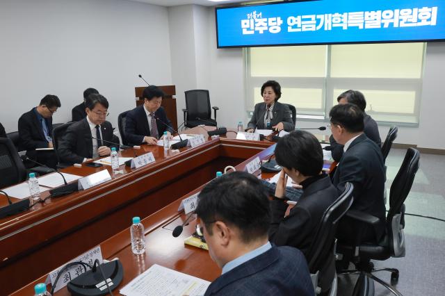 민주당 연금개혁특위는 25일 오전 국회에서 전체회의를 열고 퇴직연금 노사정 공동선언 후속 조치 방안과 기초연금 개편 방안에 대해 논의했다 사진연합뉴스