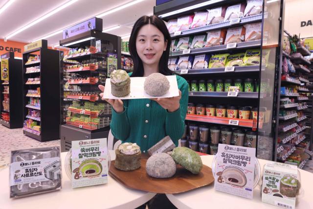 모델이 이마트24가 뽀니와 협업해 출시하는 디저트 상품들을 소개하고 있다사진이마트24