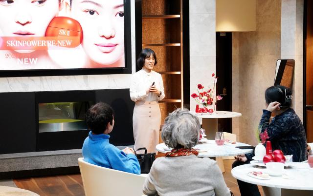 지난 24일 서울 중구 롯데면세점 명동본점 스타라운지에서 열린 ‘SK-Ⅱ’ VIP 초청 행사에서 최상위 내국인 고객들이 뷰티 클래스를 체험하고 있다 사진롯데면세점