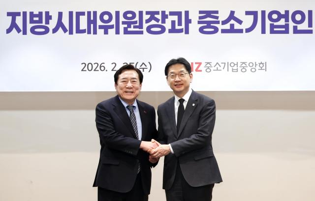 김기문 중소기업중앙회장과 김경수 지방시대위원회 위원장이 25일 중기중앙회에서 만나 기념촬영을 하고 있다 사진중소기업중앙회