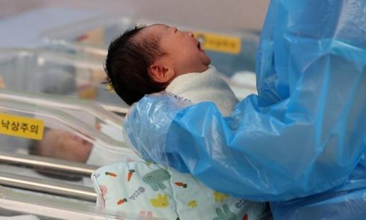 Hàn Quốc ghi nhận số ca sinh tăng mạnh nhất trong 15 năm…Tỷ lệ sinh hồi phục ngưỡng 0,8