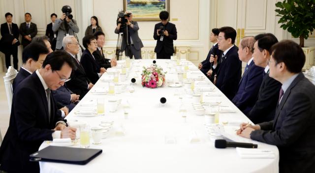 이재명 대통령이 25일 청와대에서 열린 더불어민주당 상임고문단 오찬 간담회에서 발언하고 있다 사진연합뉴스