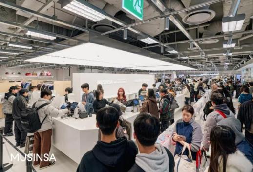 무신사, 춘절 中 관광객 역대 최대…K-패션 성지 굳혔다