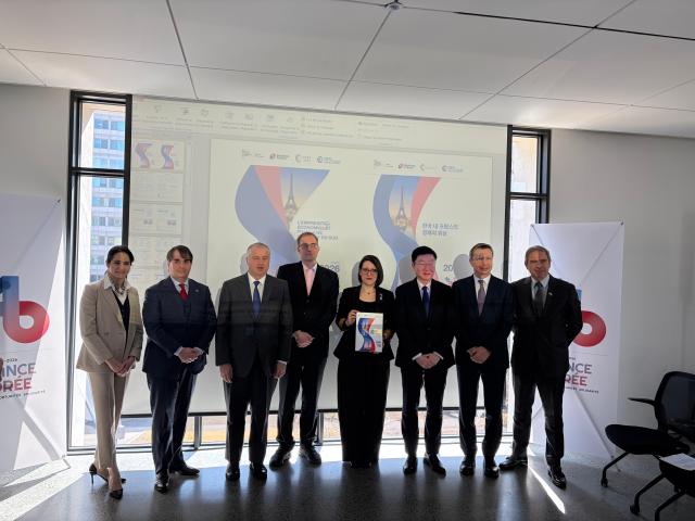 25일 주한 프랑스대사관에서 열린 간담회에서 주요 참석자들이 기념사진을 촬영하고 있다 사진이은별 기자