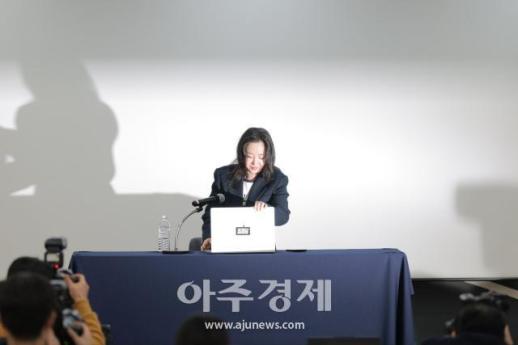 [포토] 노트북 덮는 민희진 대표