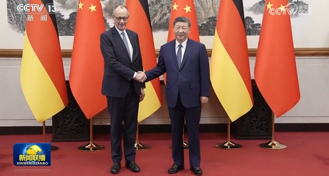 시진핑 중국 국가주석이 25일현지시각 베이징 댜오위타이 국빈관에서 메르츠 독일 총리와 정상회담에 앞서 악수하고 있다 사진CCTV 캡처