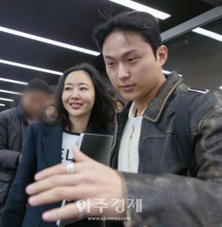 [포토] 기자회견장 떠나는 블랙큐·민희진