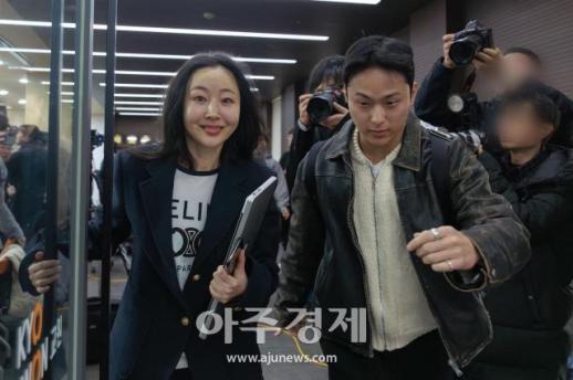 [포토] 민희진, ​​​​​​​뉴진스 안무가 블랙큐와 함께