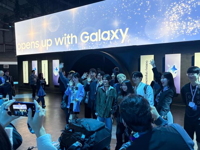 25일현지시간 미국 샌프란시스코에서 열린 갤럭시 언팩 2026에서 유명 인플루언스들이 갤럭시 S26 시리즈 공개를 앞두고 기념 촬영을 하고 있다 사진김나윤 기자