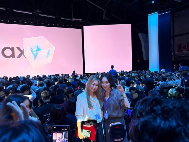 인기 애니메이션 케이팝 데몬 헌터스의 감독 매기 강왼쪽이 25일현지시간 미국 샌프란시스코에서 열린 갤럭시 언팩 2026에서 참가자들과 기념 촬영을 하고 있다 사진김나윤 기자